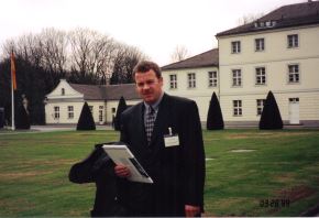 Thomas Schwarzmüller vor dem Schloss Bellevue